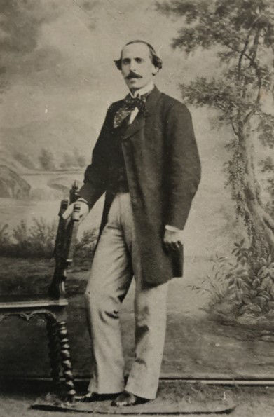 Alejo Vidal-Quadras Ramon (1826-1914). Descendiente de banqueros catalanes afincados en Maracaibo, llegan a Santiago de Cuba en 1809, huyendo de las tropas independentistas bolovarianas. En su finca cafetera Santa Isabel, en 1849, trabajaron 51 personas esclavizadas.